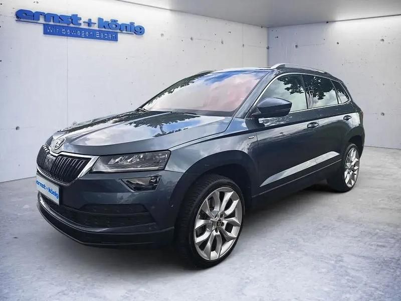Quarzgrau metallic Gebraucht 2020 Skoda Karoq SUV | 23.490 € (Etwas zu teuer) - Bild 1/4