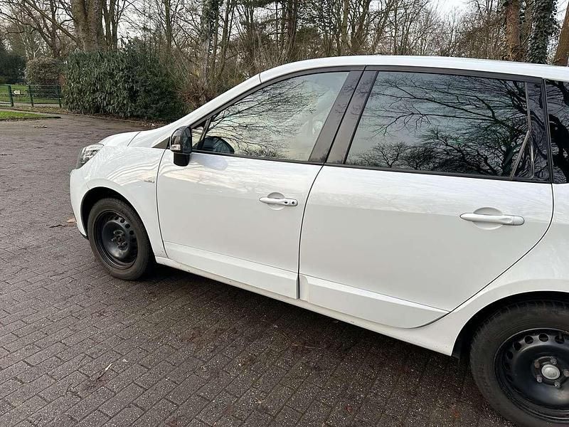 Weiß Gebraucht 2013 Renault Scénic III Bose Edition Van / Kleinbus | 5.299 € (Fairer Preis) - Bild 1/4