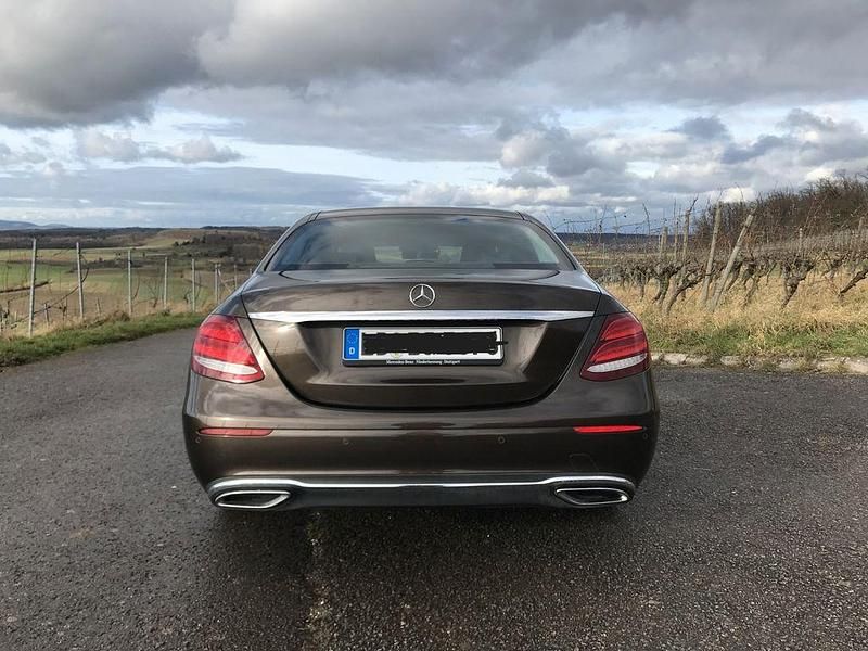 Gebraucht Mercedes E220 Avantgarde 194 PS (142 kW) 2016 Braun Limousine