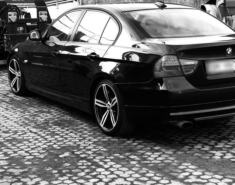 Gebraucht BMW 320 184 PS (135 kW) 2010 Schwarz Limousine