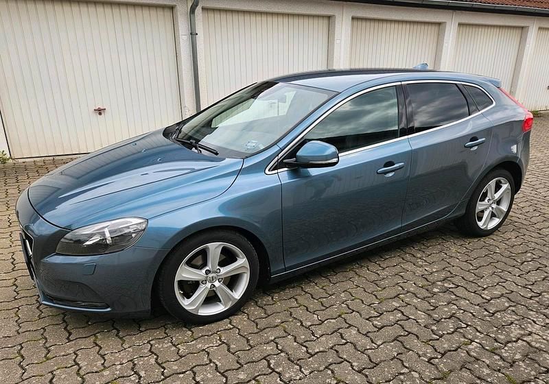 Blau Gebraucht 2013 Volvo V40 Summum Kombi | 9.500 € (Guter Preis) - Bild 1/4
