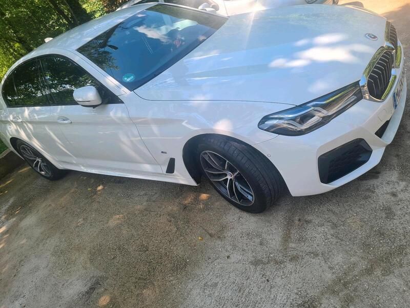 Weiß Gebraucht 2022 BMW 520 M Sport Limousine | 38.500 € (Fairer Preis) - Bild 1/4