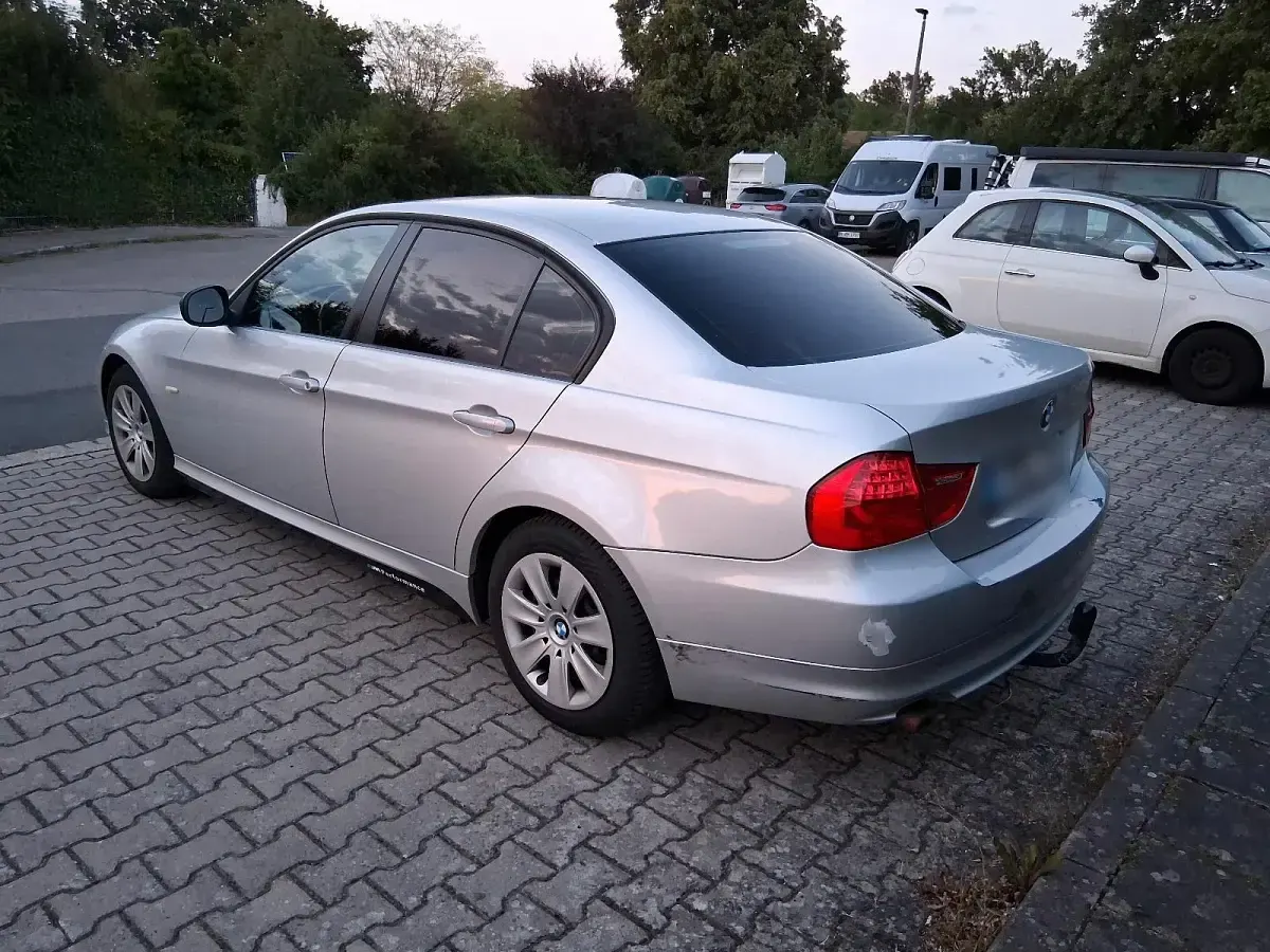 Gebraucht BMW 318 143 PS (105 kW) 2009 Silber Limousine