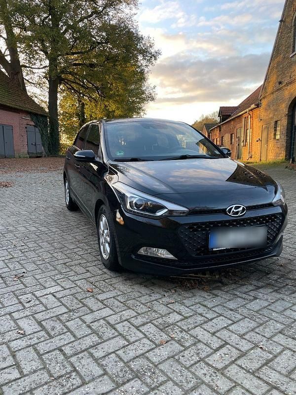 Schwarz Gebraucht 2016 Hyundai i20 Passion Kleinwagen | 9.500 € (Fairer Preis) - Bild 1/4