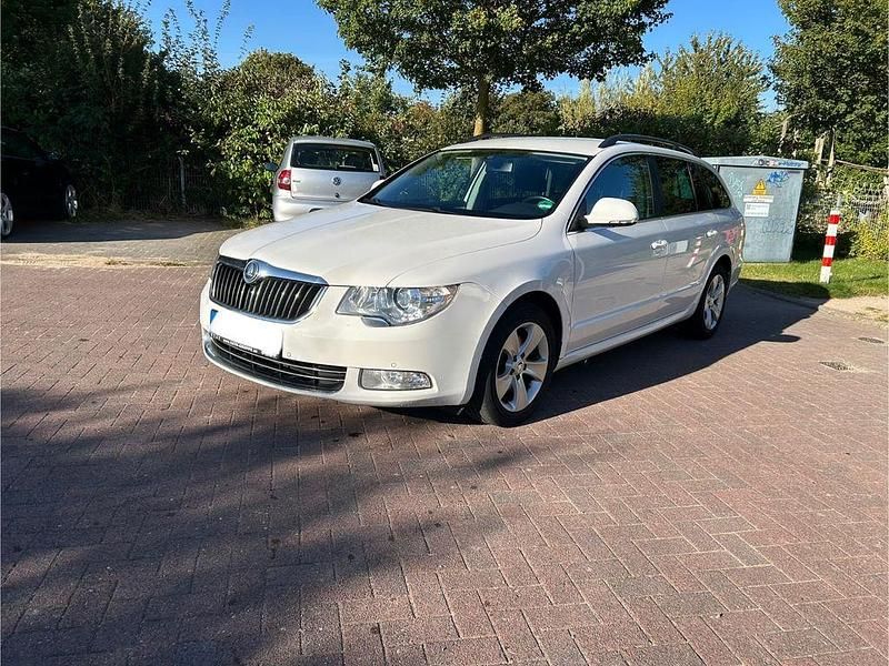 Weiß Gebraucht 2012 Skoda Superb Ambition Kombi | 8.500 € (Fairer Preis) - Bild 1/4