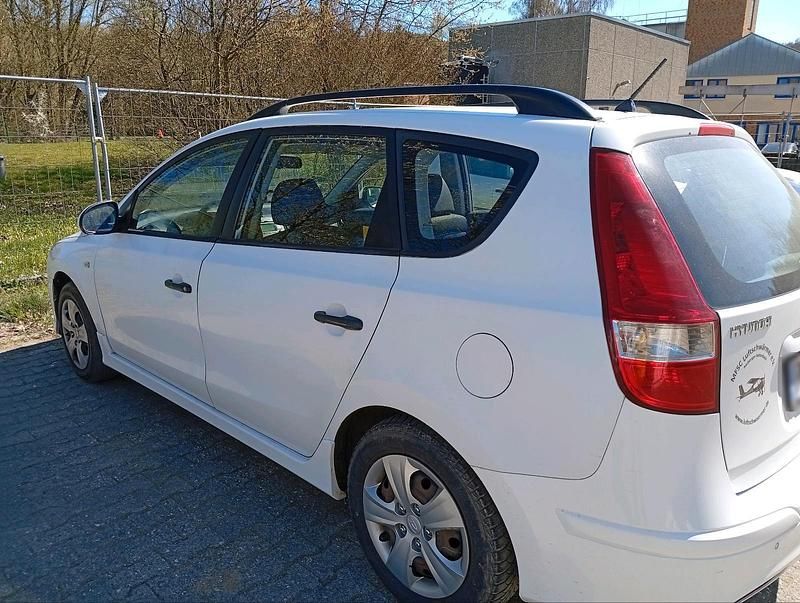 Gebraucht Hyundai i30 116 PS (85 kW) 2011 Weiß Kombi