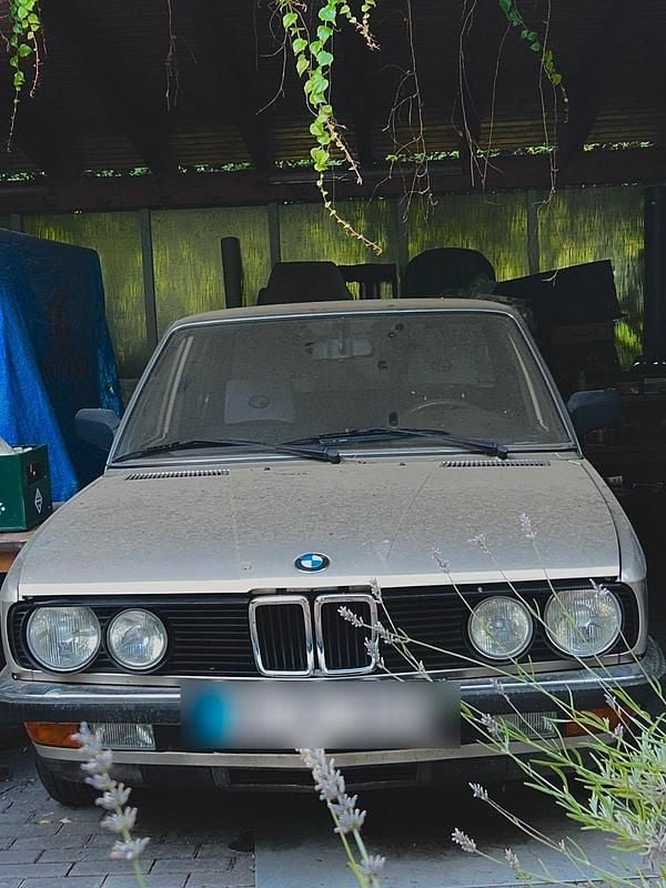 Gebraucht BMW 524 116 PS (85 kW) 1986 Gold Limousine