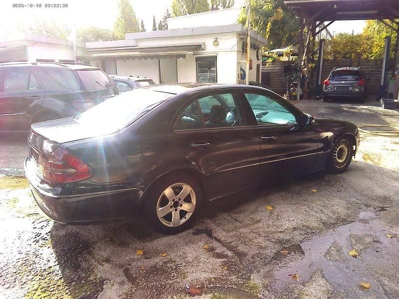 Schwarz Gebraucht 2003 Mercedes E220 Avantgarde Limousine | 999 € (Superpreis) - Bild 1/4