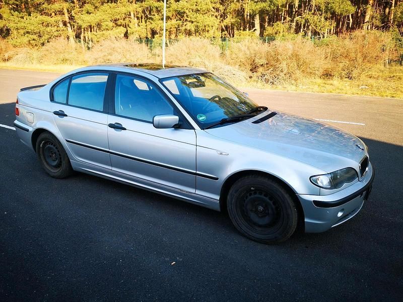 Silber Gebraucht 2004 BMW 318 Limousine | 850 € - Bild 1/4