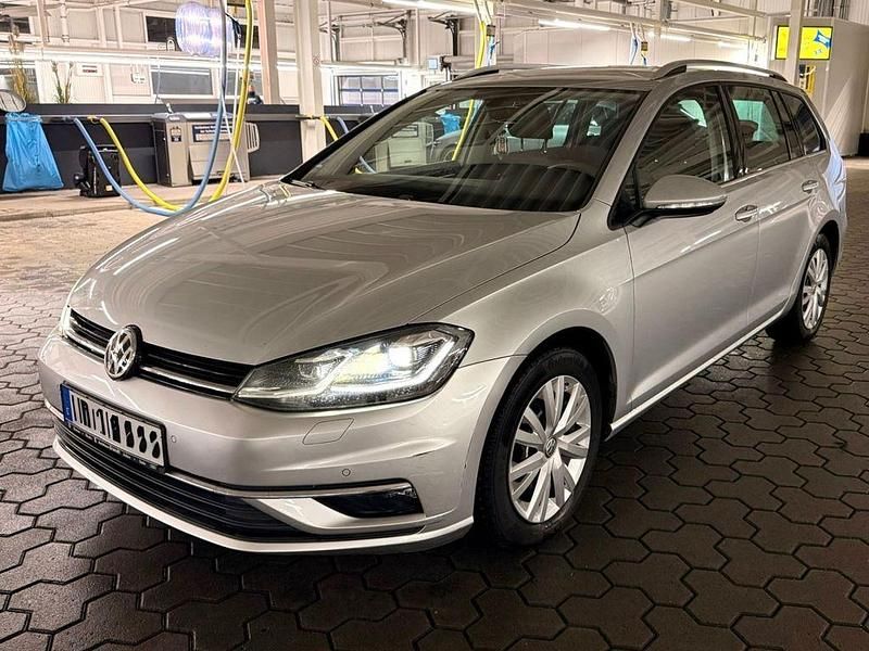 Silber Gebraucht 2018 VW Golf VII Highline Kombi | 11.480 € (Superpreis) - Bild 1/4