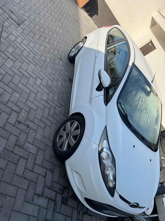 Gebraucht Ford Fiesta Ambiente 60 PS (44 kW) 2011 Weiß Kleinwagen