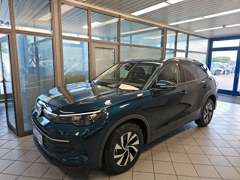 Neu VW Tiguan Life 150 PS (110 kW) 2026 Nightshadebluemet. SUV