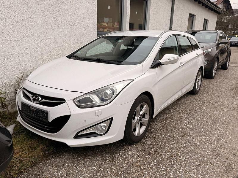 Weiß Gebraucht 2013 Hyundai i40 Edition Kombi | 3.999 € (Guter Preis) - Bild 1/4
