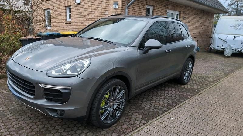 Grau Gebraucht 2015 Porsche Cayenne S E-Hybrid SUV | 26.500 € (Fairer Preis) - Bild 1/4