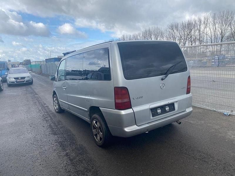 Gebraucht Mercedes V220 122 PS (89 kW) 2000 Silber Van / Kleinbus
