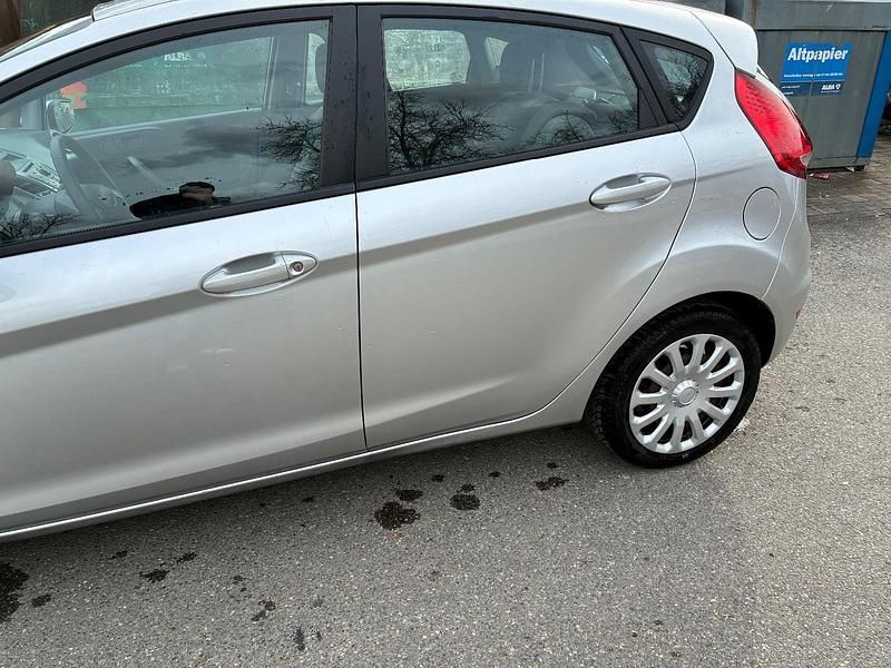 Gebraucht Ford Fiesta 60 PS (44 kW) 2009 Silber Kleinwagen