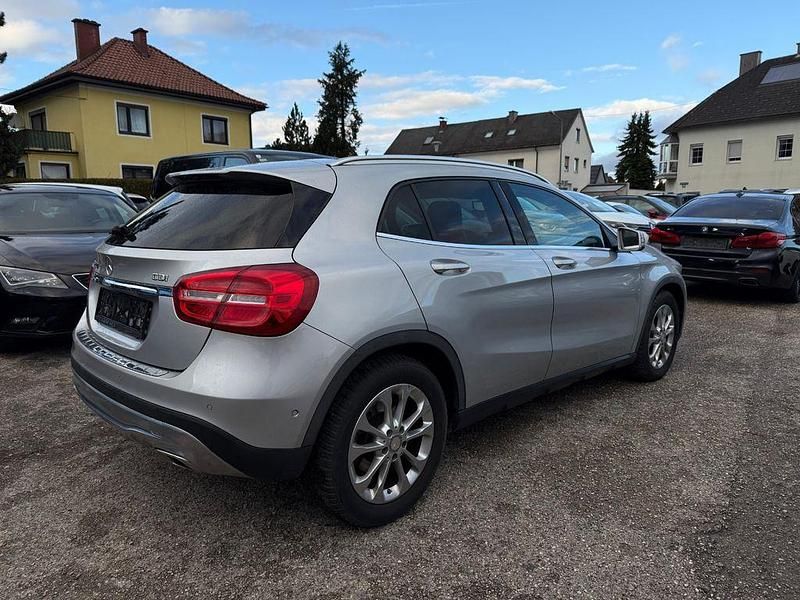 Gebraucht Mercedes GLA200 Style 136 PS (100 kW) 2015 Silber SUV