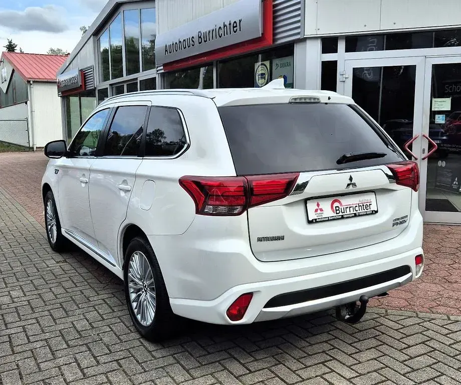 Gebraucht Mitsubishi Outlander P-HEV Plus 121 PS (88 kW) 2017 Weiß SUV