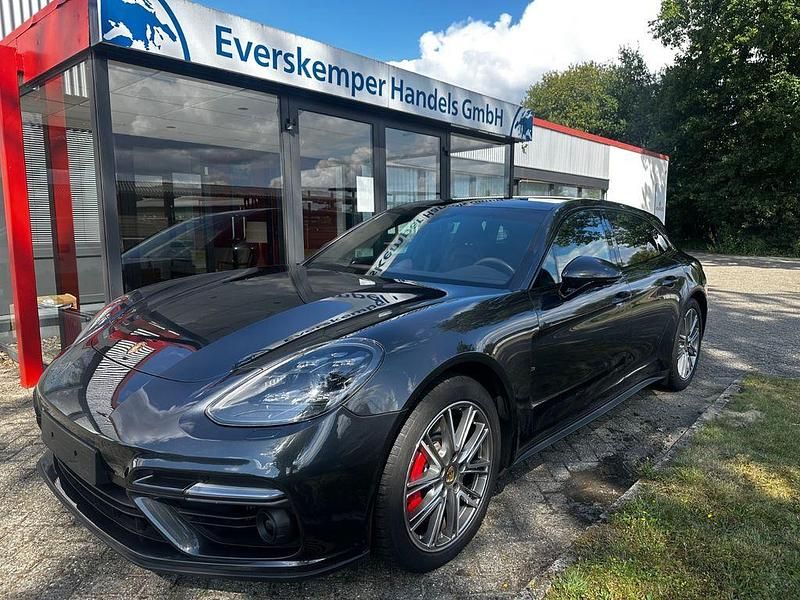 Grau Gebraucht 2018 Porsche Panamera Turbo Sport Turismo Limousine | 58.900 € (Fairer Preis) - Bild 1/4