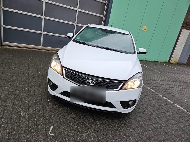 Second-hand Kia Ceed Vision 90 CP (66 kW) 2012 Alb Hatchback