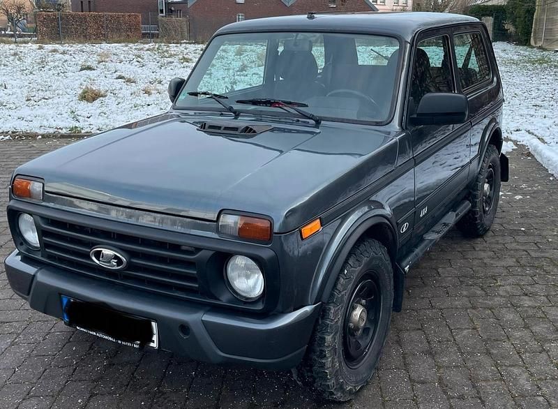 Grau Gebraucht 2018 Lada Urban SUV | 13.000 € - Bild 1/4