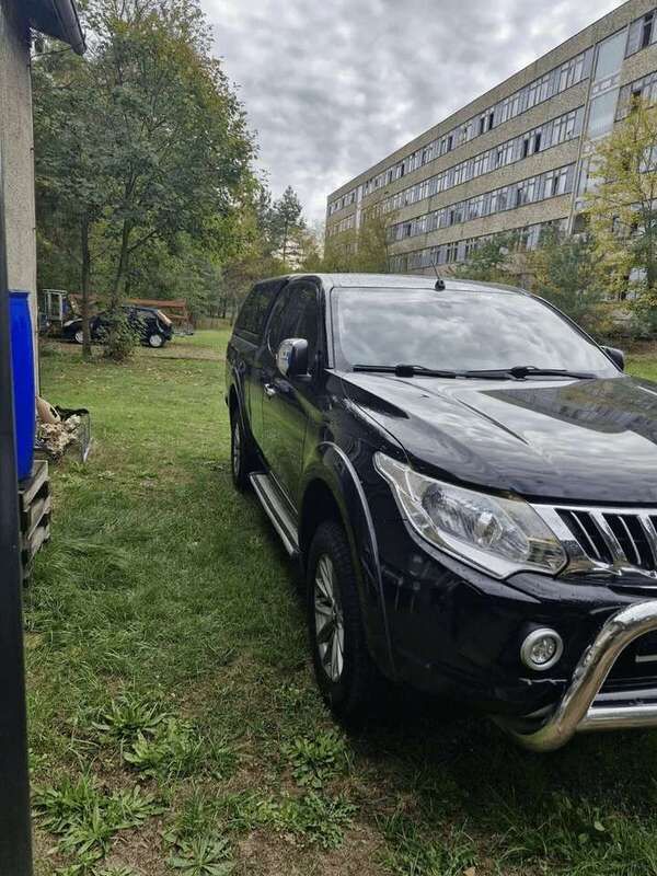 Schwarz Gebraucht 2015 Mitsubishi L200 Abholung | 11.890 € (Guter Preis) - Bild 1/4