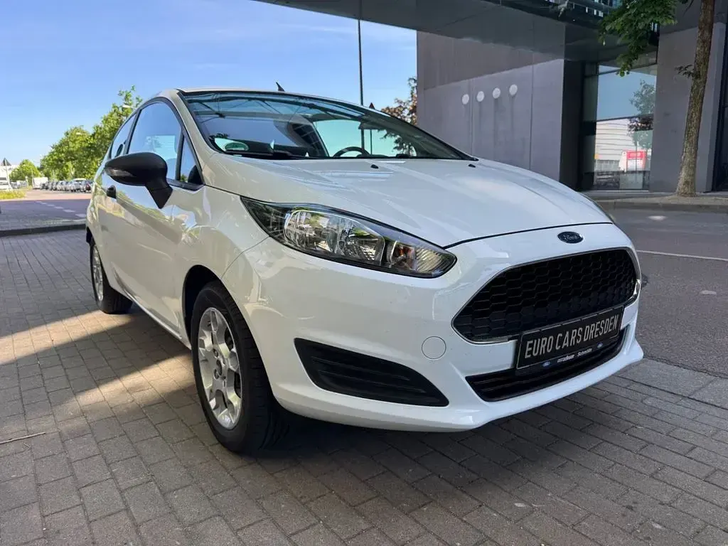 Gebraucht Ford Fiesta Ambiente 60 PS (44 kW) 2016 Weiß Kleinwagen