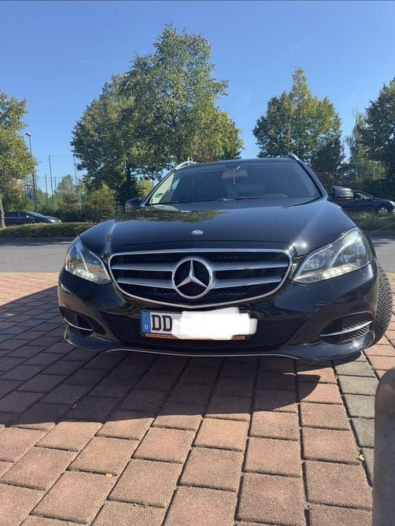 Schwarz Gebraucht 2016 Mercedes E200 Elegance Kombi | 11.799 € (Guter Preis) - Bild 1/4