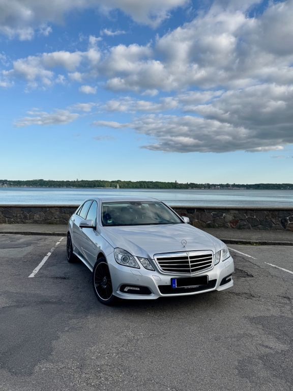 Silber Gebraucht 2010 Mercedes E220 Avantgarde Limousine | 8.499 € (Superpreis) - Bild 1/4