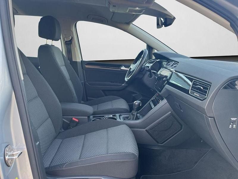 Gebraucht VW Touran Comfortline 150 PS (110 kW) 2024 Oyster silver metallic (metallic) Van / Kleinbus