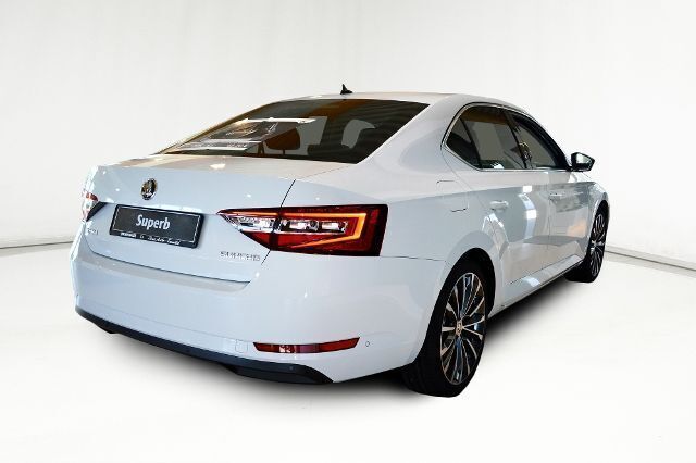 Gebraucht Skoda Superb LAURIN & KLEMENT 220 PS (161 kW) 2016 Weiß metallic Limousine