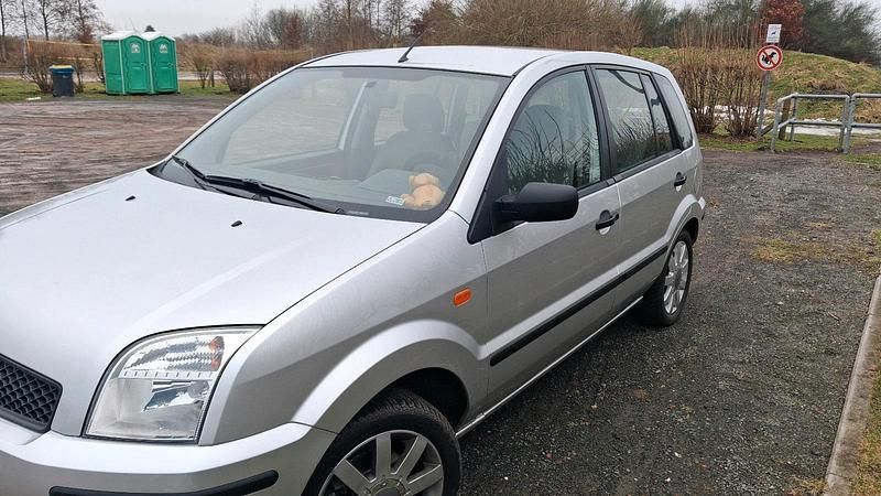 Gebraucht Ford Fiesta 105 PS (77 kW) 2003 Silber Kleinwagen