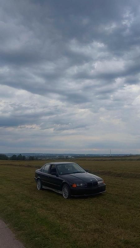 Schwarz Gebraucht 1992 BMW 316 Limousine | 4.250 € - Bild 1/4