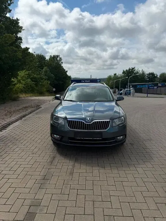 Gebraucht Skoda Superb Exclusive 140 PS (102 kW) 2014 Grau Kombi