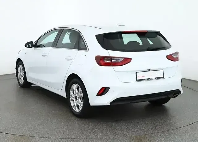 Gebraucht Kia Ceed Vision 160 PS (117 kW) 2023 Cararraweiss Kleinwagen