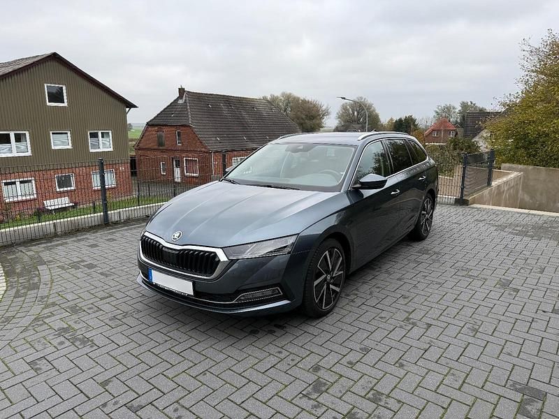 Grau Gebraucht 2020 Skoda Octavia Style Kombi | 19.490 € (Superpreis) - Bild 1/4