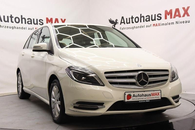 Gebraucht Mercedes B200 156 PS (114 kW) 2014 Calcitweiss/zirrusweiss Van / Kleinbus
