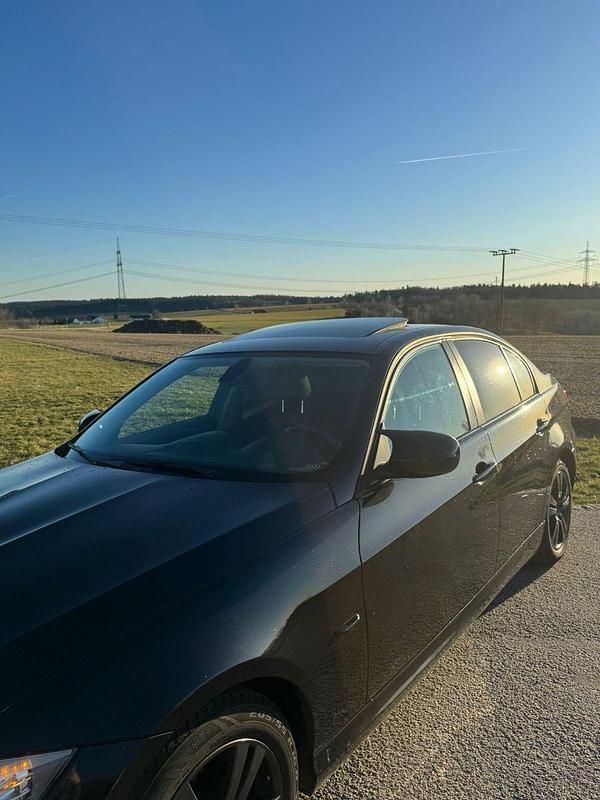Gebraucht BMW 320 170 PS (125 kW) 2010 Schwarz Limousine