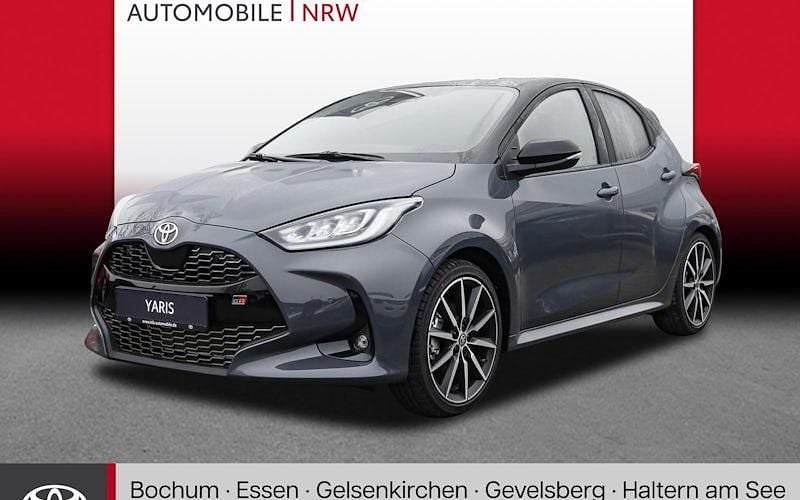 Grau Gebraucht 2025 Toyota Yaris Hybrid Sport Limousine | 29.279 € (Guter Preis) - Bild 1/4