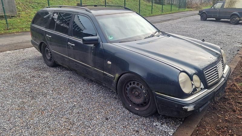 Schwarz Gebraucht 2000 Mercedes E420 Avantgarde Kombi | 1.500 € - Bild 1/4