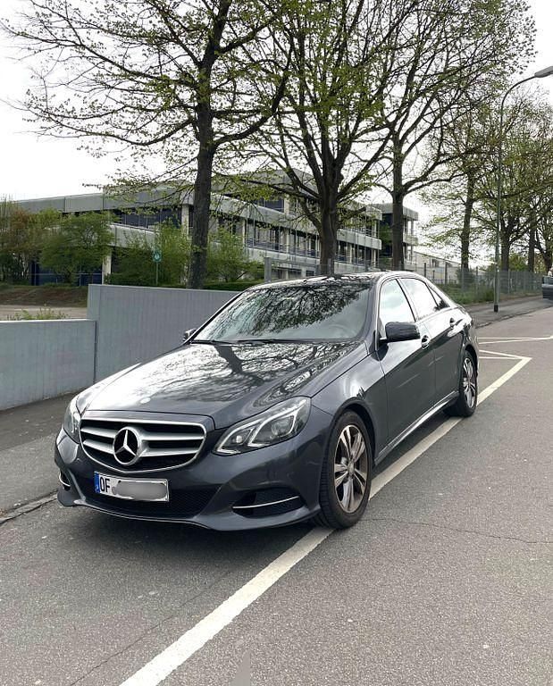 Grau Gebraucht 2013 Mercedes E250 Avantgarde Limousine | 13.400 € (Fairer Preis) - Bild 1/4
