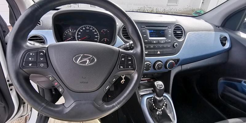 Gebraucht Hyundai i10 67 PS (49 kW) 2015 Weiß Kleinwagen