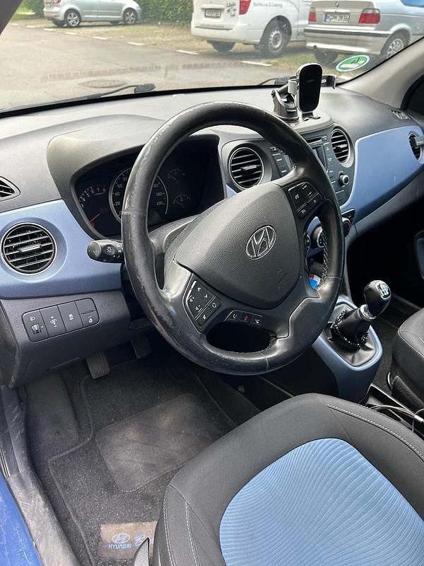 Gebraucht Hyundai i10 87 PS (63 kW) 2014 Blau Kleinwagen