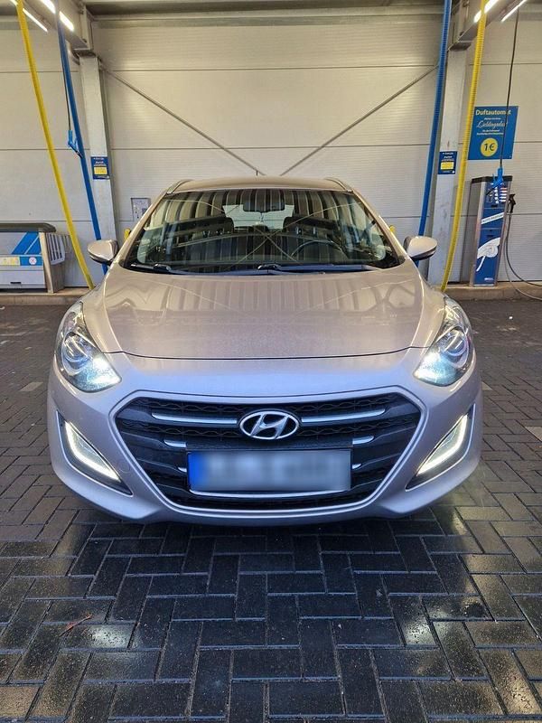 Gebraucht Hyundai i30 Select 101 PS (74 kW) 2017 Gold Kombi