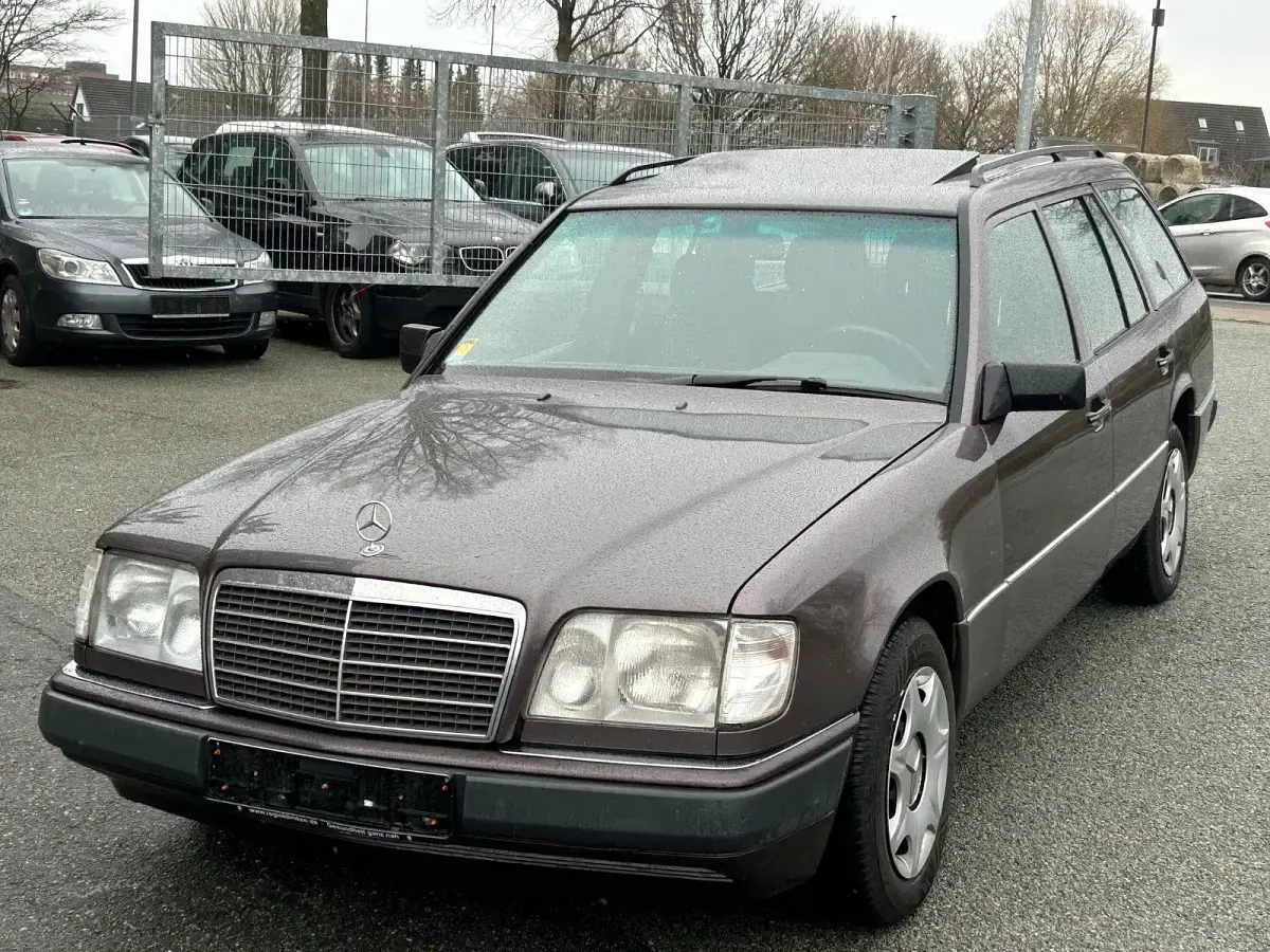Gebraucht Mercedes 200 136 PS (100 kW) 1993 Violet Kombi