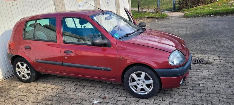 Second-hand Renault Clio II 75 CP (55 kW) 2000 Roșu Hatchback