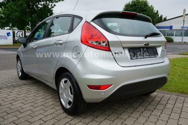 Gebraucht Ford Fiesta Trend 82 PS (60 kW) 2012 Silber metallic Kleinwagen