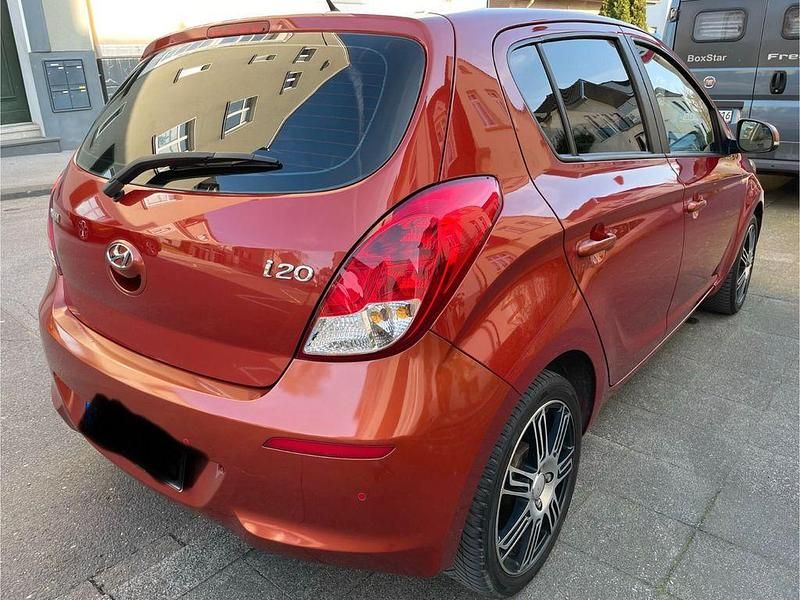 Gebraucht Hyundai i20 Edition 86 PS (63 kW) 2012 Rot Kleinwagen