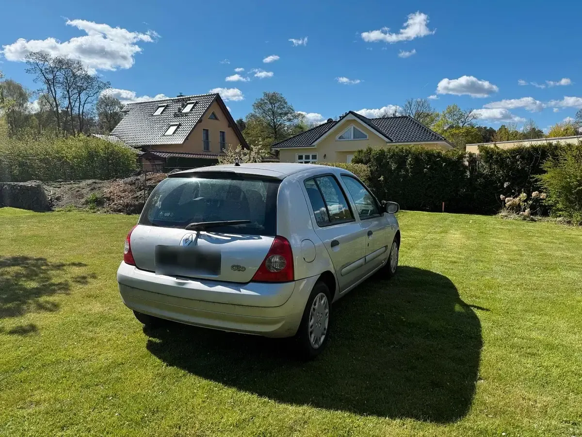 Gebraucht Renault Clio II 65 PS (47 kW) 2005 Silber Kleinwagen