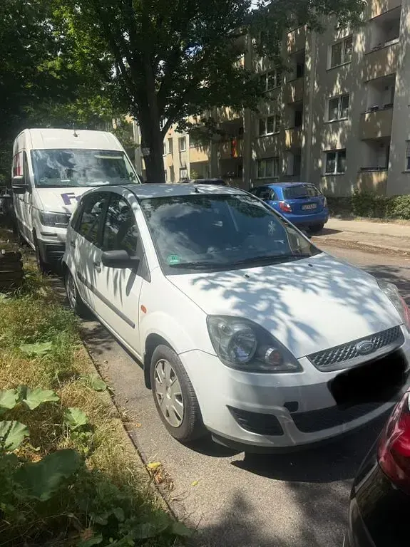 Gebraucht Ford Fiesta Ambiente 60 PS (44 kW) 2007 Weiß Kleinwagen